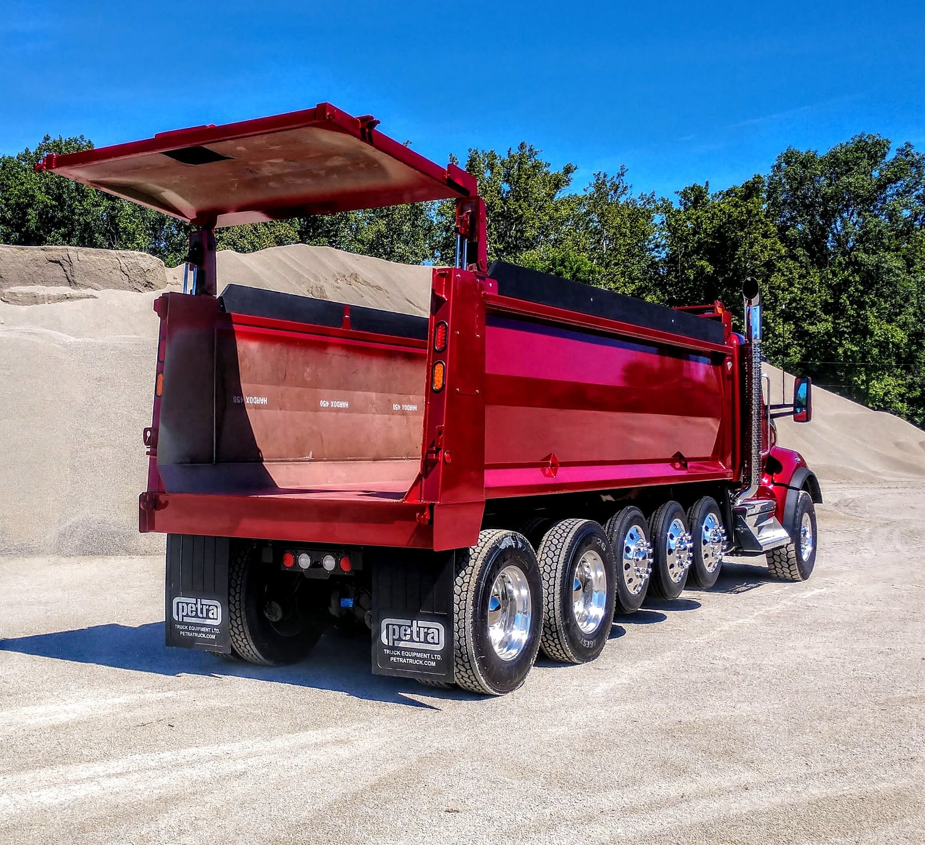 Diamond Model DH series flat floor dump body with heavy-duty construction and reinforced design